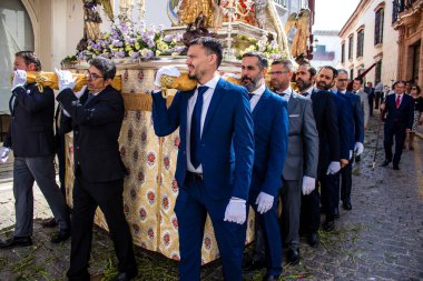 Carmona, İspanya - 19 Haziran 2022 Carmona Corpus Christi, Santa Maria Kilisesi 'ne giden dini geçit töreni, dini heykeller, küçük çocuklar, Hıristiyanlar ve bir müzik grubundan oluşuyor.