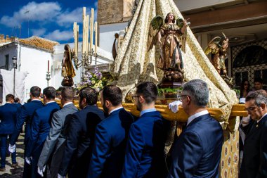 Carmona, İspanya - 19 Haziran 2022 Carmona Corpus Christi, Santa Maria Kilisesi 'ne giden dini geçit töreni, dini heykeller, küçük çocuklar, Hıristiyanlar ve bir müzik grubundan oluşuyor.