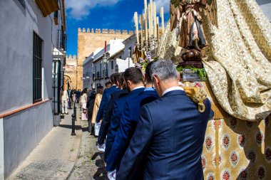 Carmona, İspanya - 19 Haziran 2022 Carmona Corpus Christi, Santa Maria Kilisesi 'ne giden dini geçit töreni, dini heykeller, küçük çocuklar, Hıristiyanlar ve bir müzik grubundan oluşuyor.