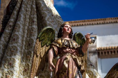 Carmona, İspanya - 19 Haziran 2022 Carmona Corpus Christi, Santa Maria Kilisesi 'ne giden dini geçit töreni, dini heykeller, küçük çocuklar, Hıristiyanlar ve bir müzik grubundan oluşuyor.