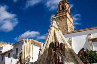 Carmona, İspanya - 19 Haziran 2022 Carmona Corpus Christi, Santa Maria Kilisesi 'ne giden dini geçit töreni, dini heykeller, küçük çocuklar, Hıristiyanlar ve bir müzik grubundan oluşuyor.