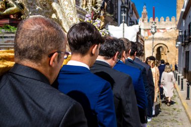 Carmona, İspanya - 19 Haziran 2022 Carmona Corpus Christi, Santa Maria Kilisesi 'ne giden dini geçit töreni, dini heykeller, küçük çocuklar, Hıristiyanlar ve bir müzik grubundan oluşuyor.