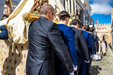 Carmona, İspanya - 19 Haziran 2022 Carmona Corpus Christi, Santa Maria Kilisesi 'ne giden dini geçit töreni, dini heykeller, küçük çocuklar, Hıristiyanlar ve bir müzik grubundan oluşuyor.