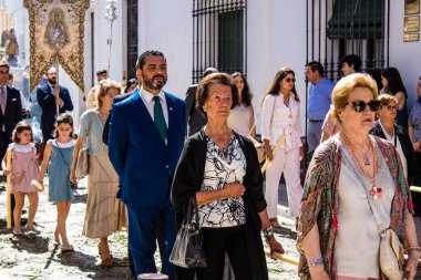 Carmona, İspanya - 19 Haziran 2022 Carmona Corpus Christi, Santa Maria Kilisesi 'ne giden dini geçit töreni, dini heykeller, küçük çocuklar, Hıristiyanlar ve bir müzik grubundan oluşuyor.