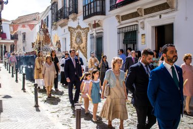 Carmona, İspanya - 19 Haziran 2022 Carmona Corpus Christi, Santa Maria Kilisesi 'ne giden dini geçit töreni, dini heykeller, küçük çocuklar, Hıristiyanlar ve bir müzik grubundan oluşuyor.