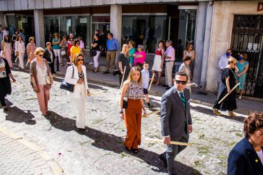 Carmona, İspanya - 19 Haziran 2022 Carmona Corpus Christi, Santa Maria Kilisesi 'ne giden dini geçit töreni, dini heykeller, küçük çocuklar, Hıristiyanlar ve bir müzik grubundan oluşuyor.