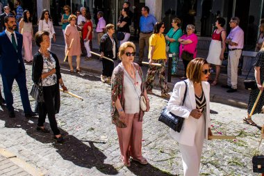 Carmona, İspanya - 19 Haziran 2022 Carmona Corpus Christi, Santa Maria Kilisesi 'ne giden dini geçit töreni, dini heykeller, küçük çocuklar, Hıristiyanlar ve bir müzik grubundan oluşuyor.