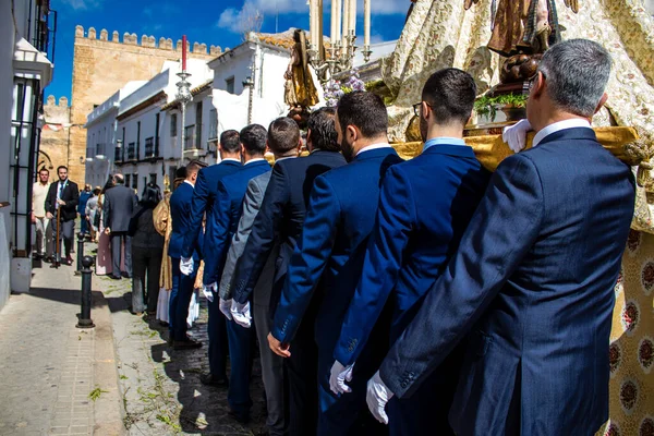 Carmona, İspanya - 19 Haziran 2022 Carmona Corpus Christi, Santa Maria Kilisesi 'ne giden dini geçit töreni, dini heykeller, küçük çocuklar, Hıristiyanlar ve bir müzik grubundan oluşuyor.