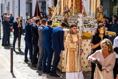 Carmona, İspanya - 19 Haziran 2022 Carmona Corpus Christi, Santa Maria Kilisesi 'ne giden dini geçit töreni, dini heykeller, küçük çocuklar, Hıristiyanlar ve bir müzik grubundan oluşuyor.