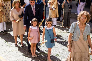 Carmona, İspanya - 19 Haziran 2022 Carmona Corpus Christi, Santa Maria Kilisesi 'ne giden dini geçit töreni, dini heykeller, küçük çocuklar, Hıristiyanlar ve bir müzik grubundan oluşuyor.