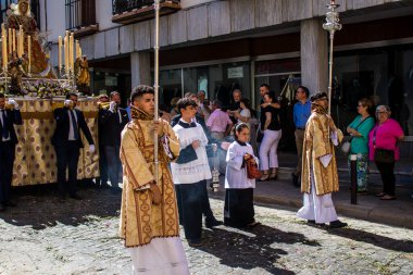 Carmona, İspanya - 19 Haziran 2022 Carmona Corpus Christi, Santa Maria Kilisesi 'ne giden dini geçit töreni, dini heykeller, küçük çocuklar, Hıristiyanlar ve bir müzik grubundan oluşuyor.