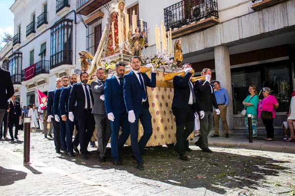 Carmona, İspanya - 19 Haziran 2022 Carmona Corpus Christi, Santa Maria Kilisesi 'ne giden dini geçit töreni, dini heykeller, küçük çocuklar, Hıristiyanlar ve bir müzik grubundan oluşuyor.