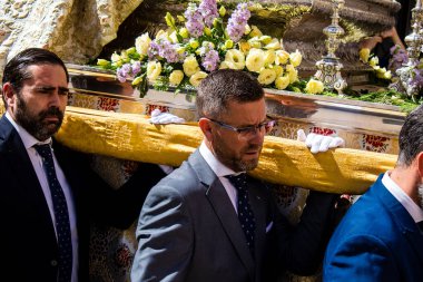 Carmona, İspanya - 19 Haziran 2022 Carmona Corpus Christi, Santa Maria Kilisesi 'ne giden dini geçit töreni, dini heykeller, küçük çocuklar, Hıristiyanlar ve bir müzik grubundan oluşuyor.