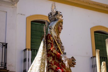 Carmona, İspanya - 19 Haziran 2022 Carmona Corpus Christi, Santa Maria Kilisesi 'ne giden dini geçit töreni, dini heykeller, küçük çocuklar, Hıristiyanlar ve bir müzik grubundan oluşuyor.