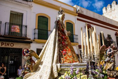 Carmona, İspanya - 19 Haziran 2022 Carmona Corpus Christi, Santa Maria Kilisesi 'ne giden dini geçit töreni, dini heykeller, küçük çocuklar, Hıristiyanlar ve bir müzik grubundan oluşuyor.