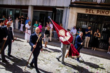 Carmona, İspanya - 19 Haziran 2022 Carmona Corpus Christi, Santa Maria Kilisesi 'ne giden dini geçit töreni, dini heykeller, küçük çocuklar, Hıristiyanlar ve bir müzik grubundan oluşuyor.
