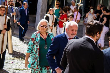 Carmona, İspanya - 19 Haziran 2022 Carmona Corpus Christi, Santa Maria Kilisesi 'ne giden dini geçit töreni, dini heykeller, küçük çocuklar, Hıristiyanlar ve bir müzik grubundan oluşuyor.