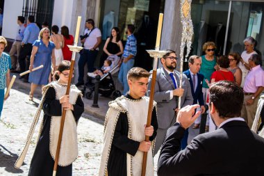 Carmona, İspanya - 19 Haziran 2022 Carmona Corpus Christi, Santa Maria Kilisesi 'ne giden dini geçit töreni, dini heykeller, küçük çocuklar, Hıristiyanlar ve bir müzik grubundan oluşuyor.