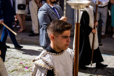 Carmona, İspanya - 19 Haziran 2022 Carmona Corpus Christi, Santa Maria Kilisesi 'ne giden dini geçit töreni, dini heykeller, küçük çocuklar, Hıristiyanlar ve bir müzik grubundan oluşuyor.