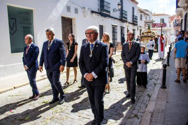 Carmona, İspanya - 19 Haziran 2022 Carmona Corpus Christi, Santa Maria Kilisesi 'ne giden dini geçit töreni, dini heykeller, küçük çocuklar, Hıristiyanlar ve bir müzik grubundan oluşuyor.