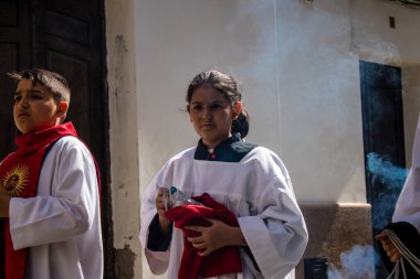 Carmona, İspanya - 19 Haziran 2022 Carmona Corpus Christi, Santa Maria Kilisesi 'ne giden dini geçit töreni, dini heykeller, küçük çocuklar, Hıristiyanlar ve bir müzik grubundan oluşuyor.