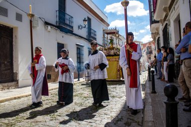 Carmona, İspanya - 19 Haziran 2022 Carmona Corpus Christi, Santa Maria Kilisesi 'ne giden dini geçit töreni, dini heykeller, küçük çocuklar, Hıristiyanlar ve bir müzik grubundan oluşuyor.