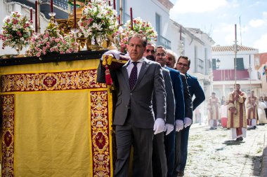 Carmona, İspanya - 19 Haziran 2022 Carmona Corpus Christi, Santa Maria Kilisesi 'ne giden dini geçit töreni, dini heykeller, küçük çocuklar, Hıristiyanlar ve bir müzik grubundan oluşuyor.