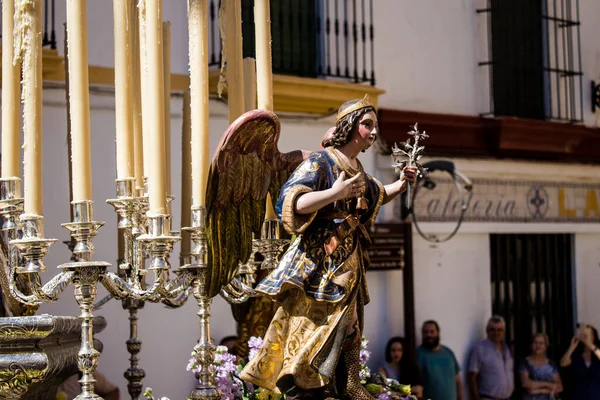 Carmona, İspanya - 19 Haziran 2022 Carmona Corpus Christi, Santa Maria Kilisesi 'ne giden dini geçit töreni, dini heykeller, küçük çocuklar, Hıristiyanlar ve bir müzik grubundan oluşuyor.