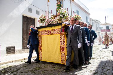 Carmona, İspanya - 19 Haziran 2022 Carmona Corpus Christi, Santa Maria Kilisesi 'ne giden dini geçit töreni, dini heykeller, küçük çocuklar, Hıristiyanlar ve bir müzik grubundan oluşuyor.