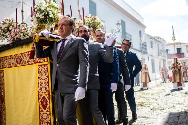 Carmona, İspanya - 19 Haziran 2022 Carmona Corpus Christi, Santa Maria Kilisesi 'ne giden dini geçit töreni, dini heykeller, küçük çocuklar, Hıristiyanlar ve bir müzik grubundan oluşuyor.