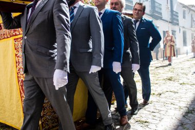 Carmona, İspanya - 19 Haziran 2022 Carmona Corpus Christi, Santa Maria Kilisesi 'ne giden dini geçit töreni, dini heykeller, küçük çocuklar, Hıristiyanlar ve bir müzik grubundan oluşuyor.