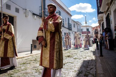Carmona, İspanya - 19 Haziran 2022 Carmona Corpus Christi, Santa Maria Kilisesi 'ne giden dini geçit töreni, dini heykeller, küçük çocuklar, Hıristiyanlar ve bir müzik grubundan oluşuyor.