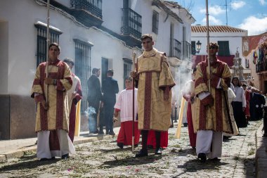 Carmona, İspanya - 19 Haziran 2022 Carmona Corpus Christi, Santa Maria Kilisesi 'ne giden dini geçit töreni, dini heykeller, küçük çocuklar, Hıristiyanlar ve bir müzik grubundan oluşuyor.