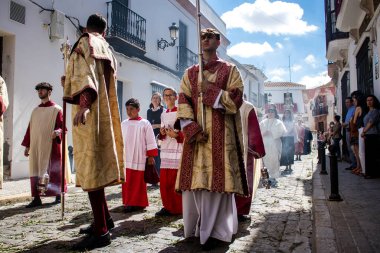 Carmona, İspanya - 19 Haziran 2022 Carmona Corpus Christi, Santa Maria Kilisesi 'ne giden dini geçit töreni, dini heykeller, küçük çocuklar, Hıristiyanlar ve bir müzik grubundan oluşuyor.
