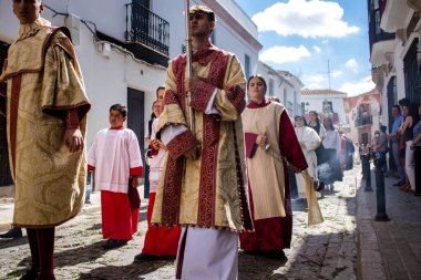 Carmona, İspanya - 19 Haziran 2022 Carmona Corpus Christi, Santa Maria Kilisesi 'ne giden dini geçit töreni, dini heykeller, küçük çocuklar, Hıristiyanlar ve bir müzik grubundan oluşuyor.