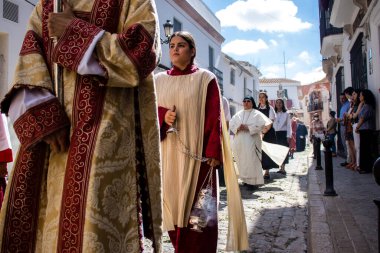 Carmona, İspanya - 19 Haziran 2022 Carmona Corpus Christi, Santa Maria Kilisesi 'ne giden dini geçit töreni, dini heykeller, küçük çocuklar, Hıristiyanlar ve bir müzik grubundan oluşuyor.
