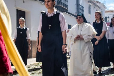 Carmona, İspanya - 19 Haziran 2022 Carmona Corpus Christi, Santa Maria Kilisesi 'ne giden dini geçit töreni, dini heykeller, küçük çocuklar, Hıristiyanlar ve bir müzik grubundan oluşuyor.
