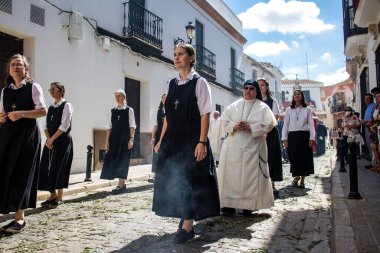 Carmona, İspanya - 19 Haziran 2022 Carmona Corpus Christi, Santa Maria Kilisesi 'ne giden dini geçit töreni, dini heykeller, küçük çocuklar, Hıristiyanlar ve bir müzik grubundan oluşuyor.