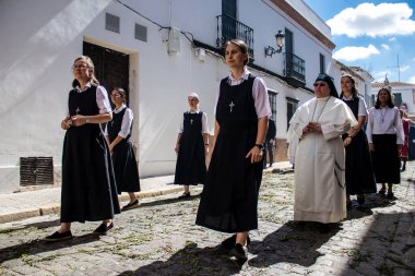 Carmona, İspanya - 19 Haziran 2022 Carmona Corpus Christi, Santa Maria Kilisesi 'ne giden dini geçit töreni, dini heykeller, küçük çocuklar, Hıristiyanlar ve bir müzik grubundan oluşuyor.