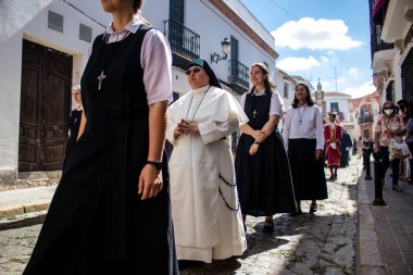 Carmona, İspanya - 19 Haziran 2022 Carmona Corpus Christi, Santa Maria Kilisesi 'ne giden dini geçit töreni, dini heykeller, küçük çocuklar, Hıristiyanlar ve bir müzik grubundan oluşuyor.