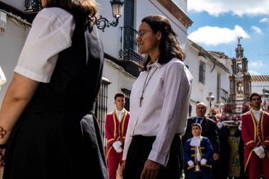 Carmona, İspanya - 19 Haziran 2022 Carmona Corpus Christi, Santa Maria Kilisesi 'ne giden dini geçit töreni, dini heykeller, küçük çocuklar, Hıristiyanlar ve bir müzik grubundan oluşuyor.
