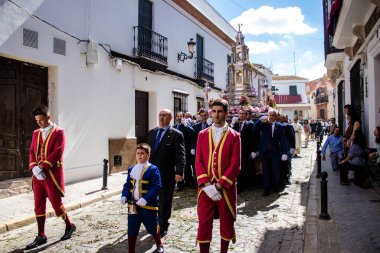 Carmona, İspanya - 19 Haziran 2022 Carmona Corpus Christi, Santa Maria Kilisesi 'ne giden dini geçit töreni, dini heykeller, küçük çocuklar, Hıristiyanlar ve bir müzik grubundan oluşuyor.