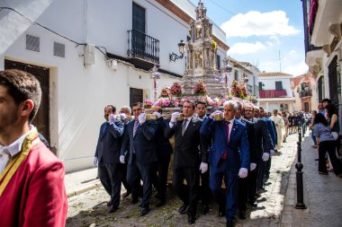 Carmona, İspanya - 19 Haziran 2022 Carmona Corpus Christi, Santa Maria Kilisesi 'ne giden dini geçit töreni, dini heykeller, küçük çocuklar, Hıristiyanlar ve bir müzik grubundan oluşuyor.