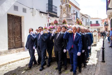 Carmona, İspanya - 19 Haziran 2022 Carmona Corpus Christi, Santa Maria Kilisesi 'ne giden dini geçit töreni, dini heykeller, küçük çocuklar, Hıristiyanlar ve bir müzik grubundan oluşuyor.