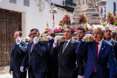 Carmona, İspanya - 19 Haziran 2022 Carmona Corpus Christi, Santa Maria Kilisesi 'ne giden dini geçit töreni, dini heykeller, küçük çocuklar, Hıristiyanlar ve bir müzik grubundan oluşuyor.