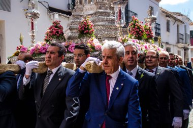 Carmona, İspanya - 19 Haziran 2022 Carmona Corpus Christi, Santa Maria Kilisesi 'ne giden dini geçit töreni, dini heykeller, küçük çocuklar, Hıristiyanlar ve bir müzik grubundan oluşuyor.