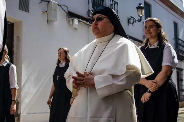 Carmona, İspanya - 19 Haziran 2022 Carmona Corpus Christi, Santa Maria Kilisesi 'ne giden dini geçit töreni, dini heykeller, küçük çocuklar, Hıristiyanlar ve bir müzik grubundan oluşuyor.