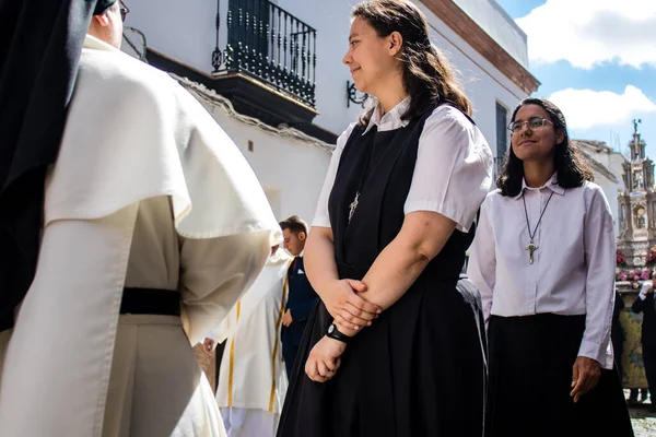 Carmona, İspanya - 19 Haziran 2022 Carmona Corpus Christi, Santa Maria Kilisesi 'ne giden dini geçit töreni, dini heykeller, küçük çocuklar, Hıristiyanlar ve bir müzik grubundan oluşuyor.