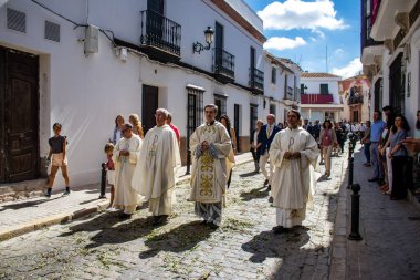 Carmona, İspanya - 19 Haziran 2022 Carmona Corpus Christi, Santa Maria Kilisesi 'ne giden dini geçit töreni, dini heykeller, küçük çocuklar, Hıristiyanlar ve bir müzik grubundan oluşuyor.