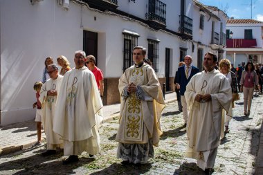 Carmona, İspanya - 19 Haziran 2022 Carmona Corpus Christi, Santa Maria Kilisesi 'ne giden dini geçit töreni, dini heykeller, küçük çocuklar, Hıristiyanlar ve bir müzik grubundan oluşuyor.